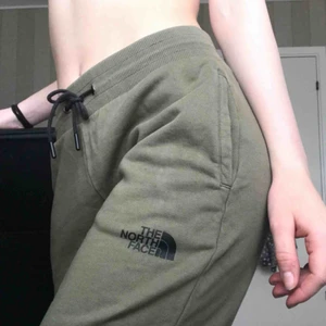  - Jättesköna mjukisbyxor, köpta på JD sports för 700 kr. Säljs pga fel storlek (lite för korta). Byxorna är i toppskick, använt de en gång. Priset kan diskuteras. Frakt tillkommer✨