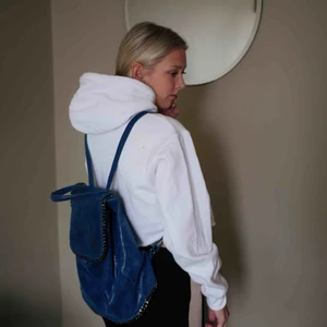  - Fin Stella McCartney-inspirerad ryggsäck i äkta skinn! Köpt i Grekland. *färgen irl är som den ser ut på första bilden.