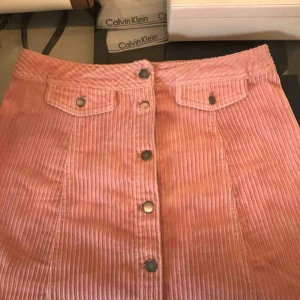  - Manchester kjol från H&M! Fint till våren. Endast använd en gång. Köparen står för frakt!