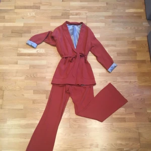  - Kostymset från Tiger of Sweden. Använd fåtal gånger.