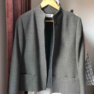  - MANI by Armani jacka, köpt i fine selected vintagebutik för 1200kr - tidlös och värdefull, kommer bara öka i värde! Gjord i Italien. Sitter som en smäck, kan användas både som jacka och kavaj. Mycket bra skick!!!