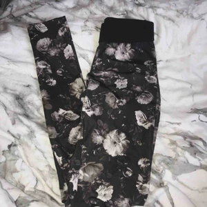  - Tights med blommönster. Storlek xs men kan även passa s. Väldigt stretchiga och sköna. 💕