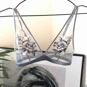  - Grå bralette med broderade blommor från Ella M. Helt oanvänd pga köpte två färger. Köparen står för frakten. Kan även mötas upp i Lidköping, Växjö eller Göteborg 🕊