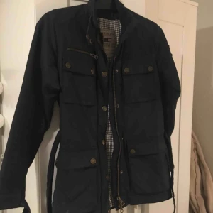  - En tjockare jacka från lexington. Jackan är i storlek XS. Säljs då jag växt ur den! Ordinariepris 3000kr  Kontakt: 0732500530(nås på sms) Köparen står för frakten!