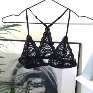  - Svart bralette i vacker spets. Korsade band i ryggen. Metallknäppe framtill, lite slitage på knäppet annars i fint skick. Köparen står för frakten. Kan även mötas upp i Växjö, Lidköping eller Göteborg 🖤