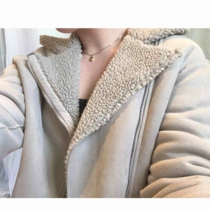  - Falsk mocka/Teddy jacka från H&M😊 ✨ Varm  ✨ Fodrad inuti  Använd 2 gånger , i näst intill nyskick!  (Nypris 199kr)  I PRISET INGÅR FRAKT!