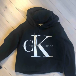  - Svart hoodie från Calvin Klein i storlek M. Skulle säga att den passar en S. Använd.