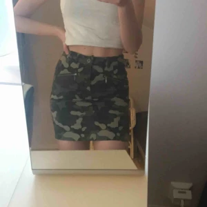  - Jätteskön militär kjol Väldigt bra skick 