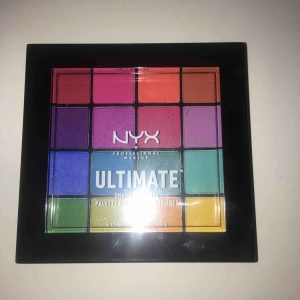 - Ögonskuggspalette från Nyx, ALDRIG använd och säljer för fick fel palette då jag redan hade denna😅⭐️