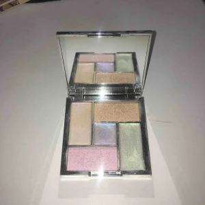  - Jättefina highlighters från Sleek, 2 större puderhighlights och tre krämhighlighters💄