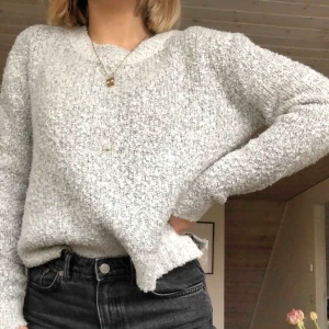  - Snygg och skön ljusgrå tröja! Frakt tillkommer