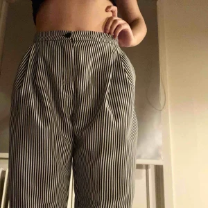  - Höga byxor från monki, knappt använda! Hahha extremt dåliga bilder så skriv om det är nå fundering! Raka nedtill 