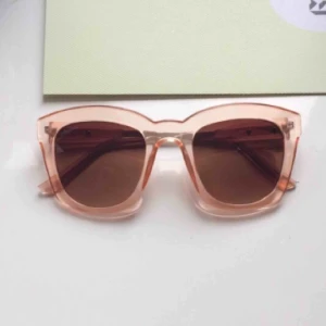  - Rosa/rosé solbrillor från River Island. Fraktar ej men möts gärna upp och tar endast emot Swish-betalning.✨