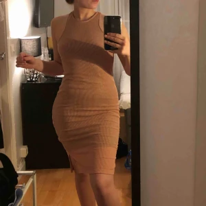  - Väldigt bra stretch och bekväm. Passar även S. Färgen är som på bild 2. Klänningen lägger sig fint! Använd 2 gånger.