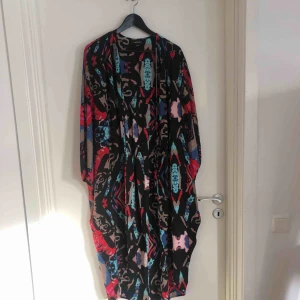  - Magisk kaftan från Monki. Aldrig använd 