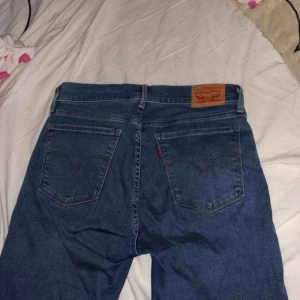  - Levis jeans i storlek 28. Knappt använda då de är alldeles för stora för mig. Liten söm som gått upp på ena bakfickan som syns på bilden. Upplagd på fler sidor