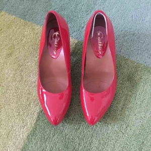  - Vackra lackröda klackskor. Hälinlägg Irma skon som inte går att ta bort utan att lämna ett märke.