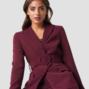  - Säljer denna burgundyfärgade kavajen. Köpes på Plick för några veckor sedan men passade inte i färgen. Använd endast 1 gång.