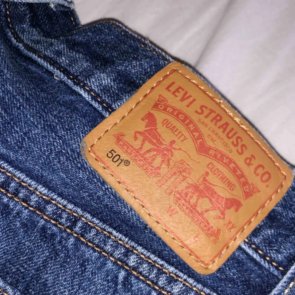 Ett par väldigt fina Levis shorts som är använde 1 gång. Ni ser riktiga färgen på sista bilden! Köparen står för frakt. Shorts.