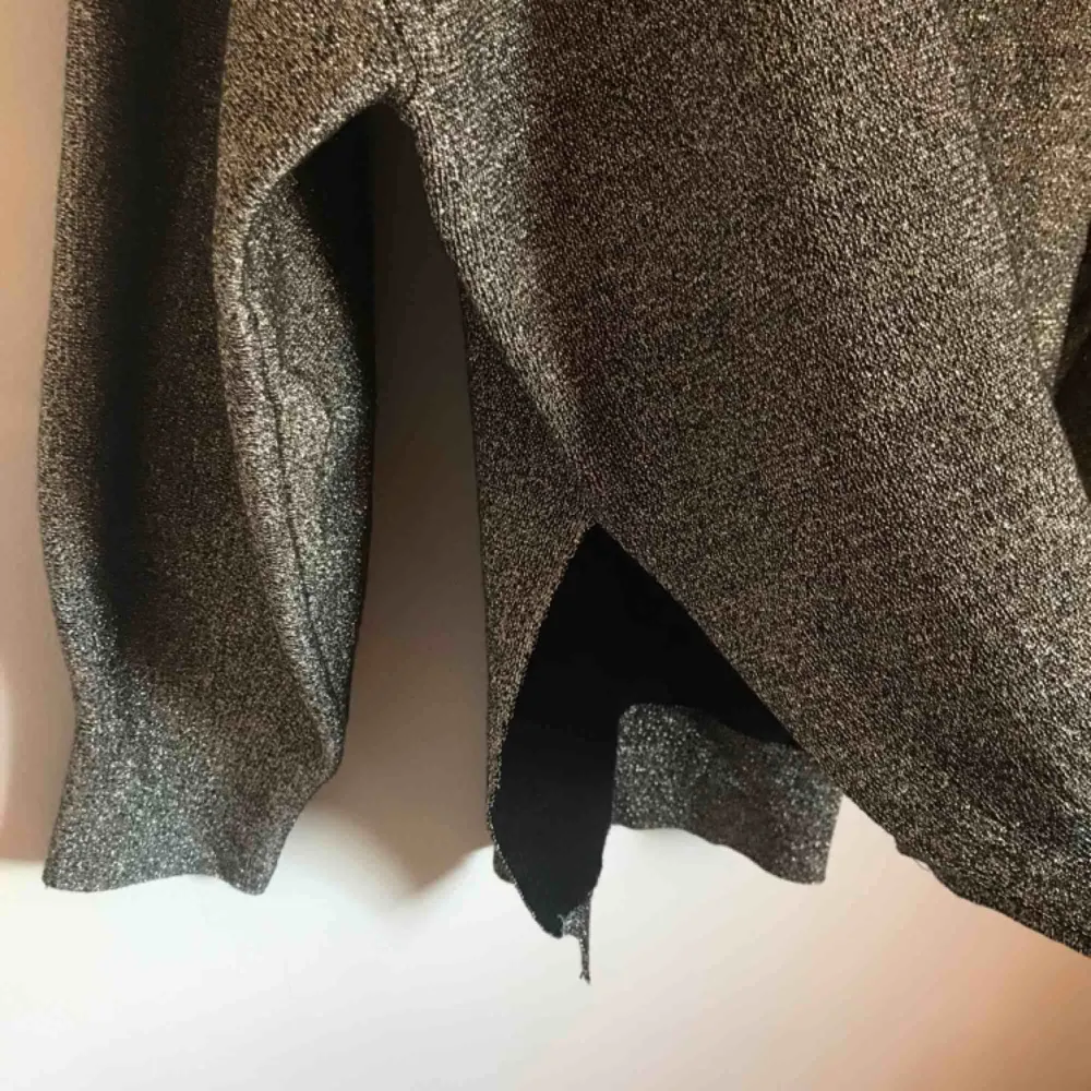 • Glittervävd tröja från HM med turtleneck •  Sååå fin tröja med ballongärmar och slits på båda sidorna (se bild).  100 kr + frakt. Tröjor & Koftor.