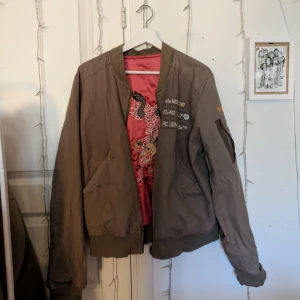  - Vändbar jacka som går att bära ut-och-inn. Det rosa materialet är velvet-like. Jag kan antingen mötas upp i Täby eller skicka plagget gratis!