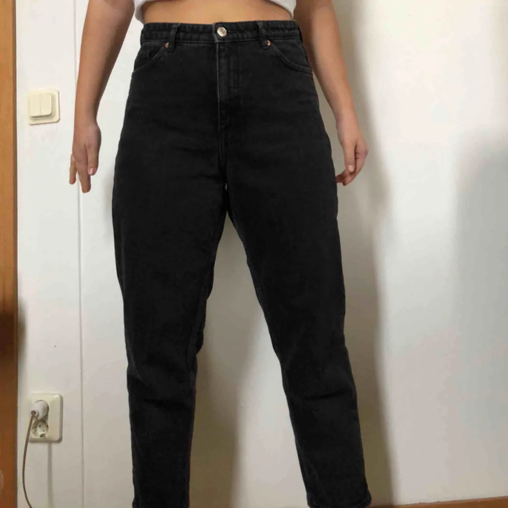 Taiki high waist från monki i storlek 29. Fel storlek för mig så endast använda och tvättade en gång 170 kr Inkl frakt! . Jeans & Byxor.