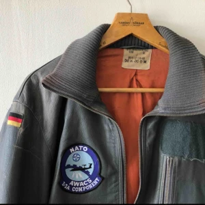  - Västtysk stridspilot-jacka från 80-talet. Skinjacka. Väl använd och snyggt sliten. Sitter bra som large men funkar även som oversize. Äkta såklart! 