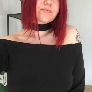  - Skitsnygg off the shoulder topp med choker som knäpps fast kring hals. Endast använd 1-2 ggr! Har du möjlighet att ses i Stockholm innerstad har du förtur 🌟