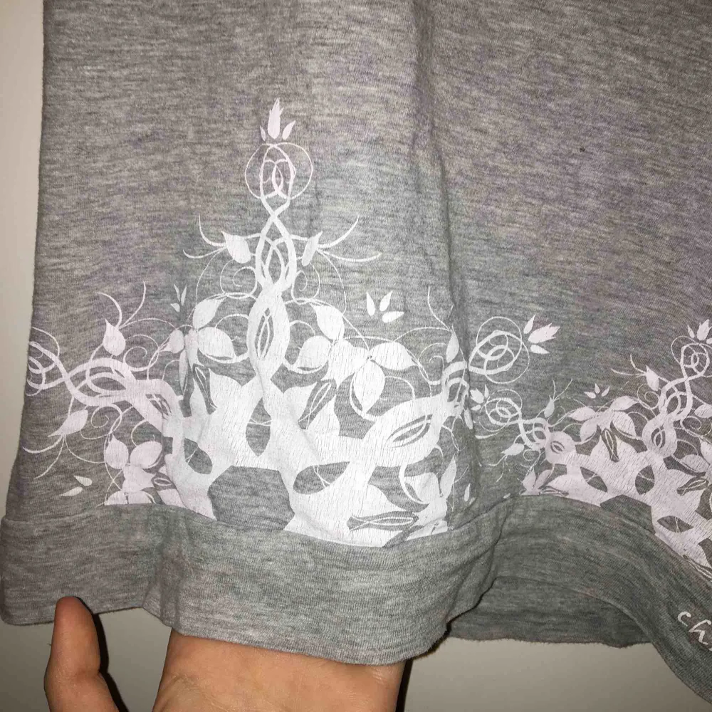 Grå t-shirt med blommor  funkar till XS och S  Funkar även till träning  Swish Frakt: 14kr. T-shirts.