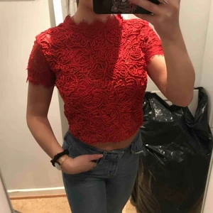  - Snygg röd spets topp från Zara, möts upp i Stocholm annars står köparen för frakt 💞