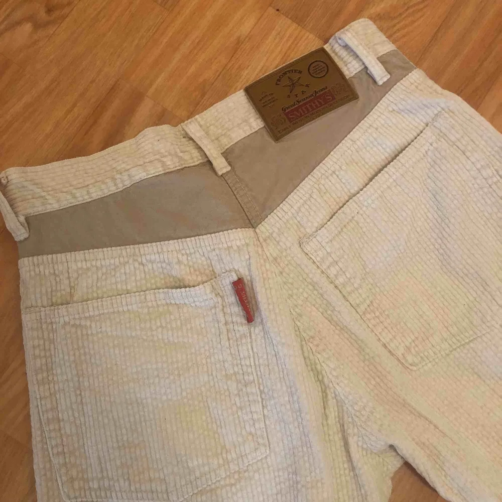 Säljer ett par beiga Manchester byxor som är köpa ifrån humana. Frakt tillkommer💓💖, Hojta till om du är intresserad💕. Jeans & Byxor.