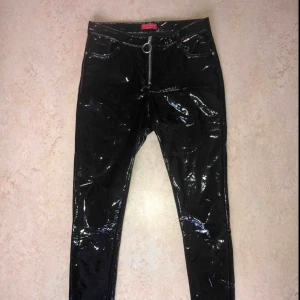  - ”Wet look” byxor från JFR. Oanvända. Står storlek 40, men skulle säga att dom passa en som är mellan S och M