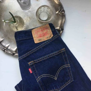  - SÅ snygga levis jeans i bra skick som jag budade hem för några veckor sedan men tyvärr var det försmå för mig... Det står storlek 30 vilket jag brukar vara med dessa passade mer min kompis som brukar ha 27/28 i byxor. Frakt tillkommer🌸