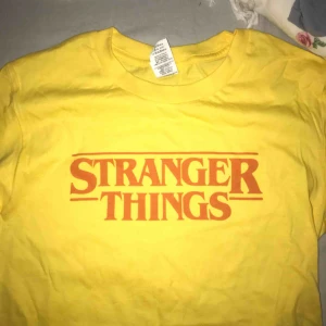  - Gul T-shirt röd text. Storlek XS i herrmodell, S-M för tjej. Aldrig använd 