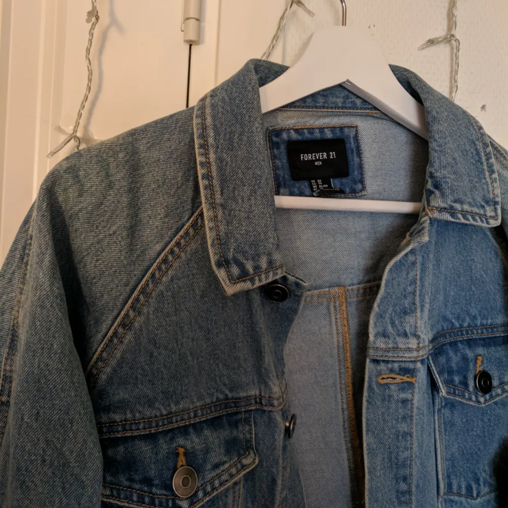 Almost never used a jacket from Forever 21 in Los Angeles. An XS on men's division but fits from XS-M. It can be sent for free or meet up at Täby 🌞. Jackor.