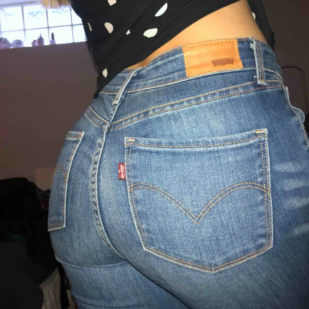 Högmidjade Levi’s jeans i modellen High Rise Skinny. Storlek 26, skulle även passa en 27. DM:a för fler bilder eller frågor! Köparen står för frakten✨. Jeans & Byxor.