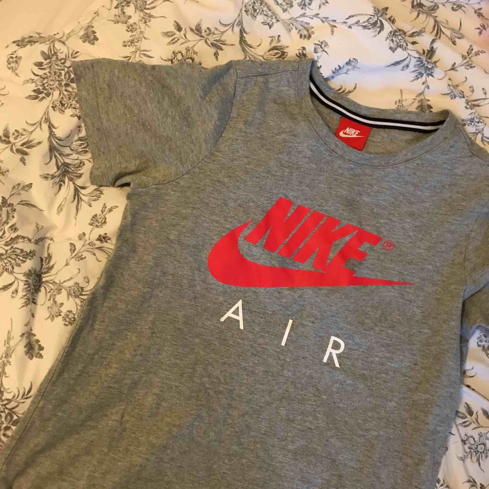 En grå Nike air t-shirt knappt använd 🥰. Huvtröjor & Träningströjor.