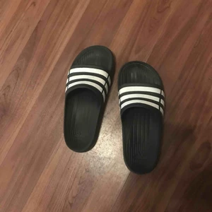  - Säljer ett par jätte sköna adidas tofflor, har aldrig använt de ute bara som inneskor. Säljer de på grund av att jag köpt nya vita.