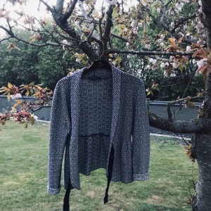  - Säljer min Happy Holly kofta i storlek 36/38. Koftan är använd ca 3 gånger och är i mycket fint skick! - Frakten ligger på 50 kr - Tar Swish