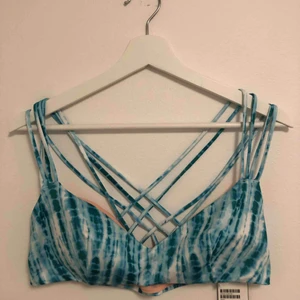  - Super fin bikiniöverdel, perfekt nu inför sommaren ! Aldrig använd, då prislappen även sitter kvar. Köparen står för frakten, jag kan mötas upp i Linköping. Passa på nu:) 