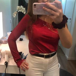  - En one shoulder top från Gina Tricot i en ganska mörk rosa färg. Tyget är typ ribbat och toppen passar perfekt till fest! Frakt tillkommer