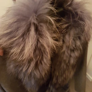  - Grå kappa med äkta pälskrage i storlek small. Finns på Södermalm (endast avhämtning skickas ej)