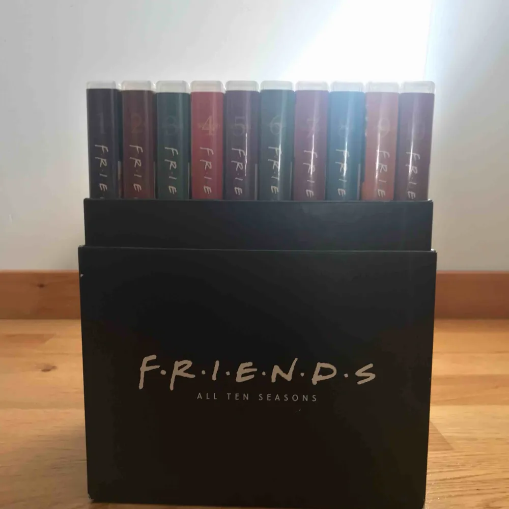 Säljer FRIENDS dvd box då jag aldrig ser på de. Sett säsongerna 1 gång på dvd, alla skivor och säsonger finns med helt fina. Säljs via swish i Stockholm, pris kan diskuteras och prutas ner!. Övrigt.