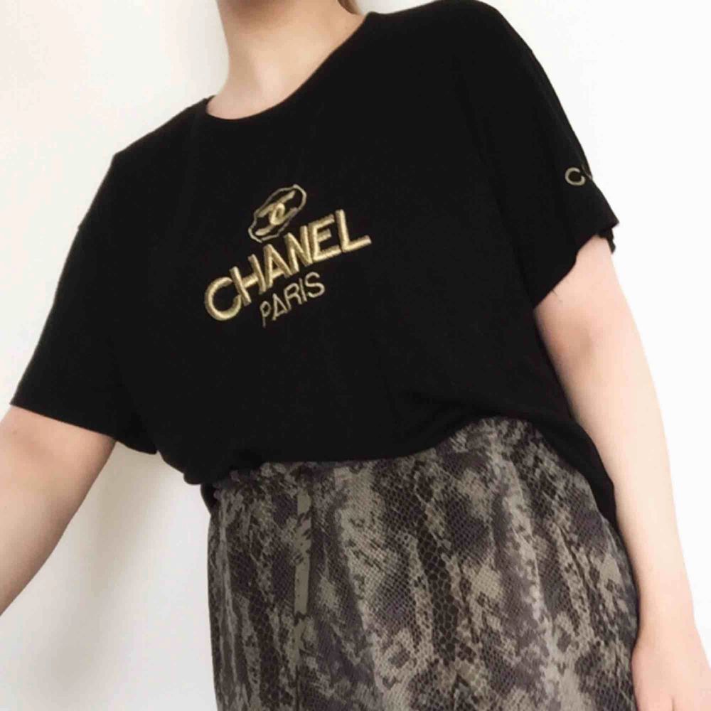 ON HOLD! Säljs förmodligen 23/4   Tröja från ”Chanel”, frakt 40 eller avhämtning i Stockholm.. T-shirts.