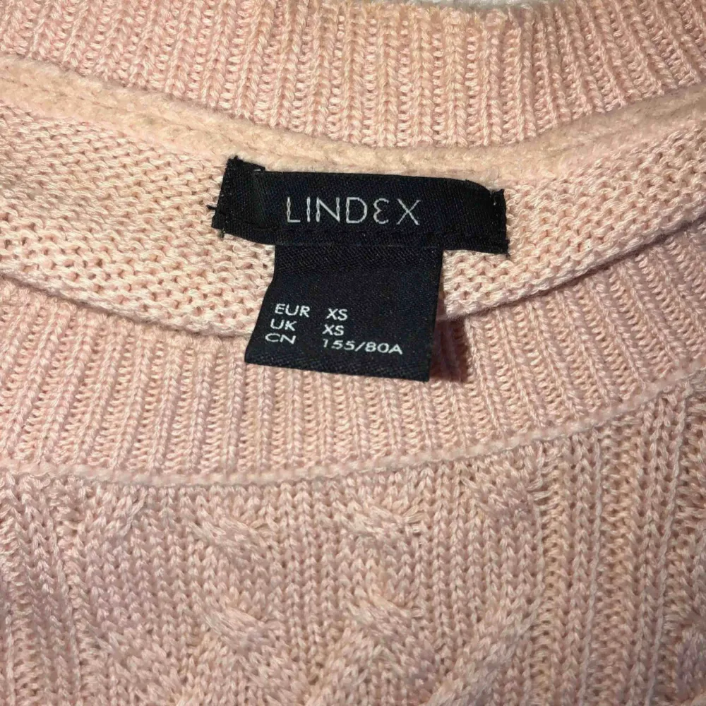 Supersöt tröja från Lindex aldrig använd, köpare står för frakt som vanligt . Stickat.