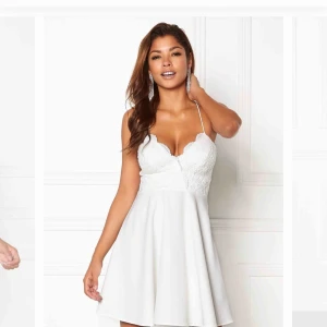  - Säljer en vit klänning/studentklänning som jag endast provat vid ett tillfälle. Tanken var att ha denna som studentklänning men hittade en annan som passade mig bättre. Den är alltså i nyskick. 