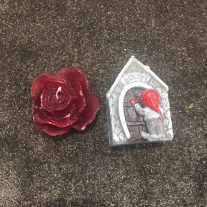  - Två ljus ett hus och en ros båda för 30 kr frakten betalar jag ej betala med swish 