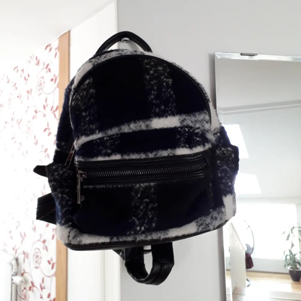 Mini backpack from Topshop in a white and navy check print. Never used outside. Let me know if you want more pictures :). Väskor.