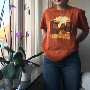  - Häftig t-shirt i orange färg med ett coolt tryck! Passar med en tröja under eller till en snygg jacka! Frakt tillkommer! Annars möts vi runt söder🧡