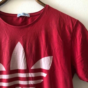  - Tröja från adidas. Kan hämtas i Uppsala eller skickas mot fraktkostnad. 